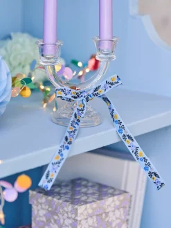 Bånd med broderede blomster