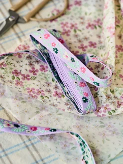 Bånd med broderede blomster