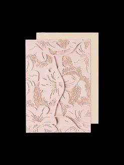 Kort med blomsterudskæringer