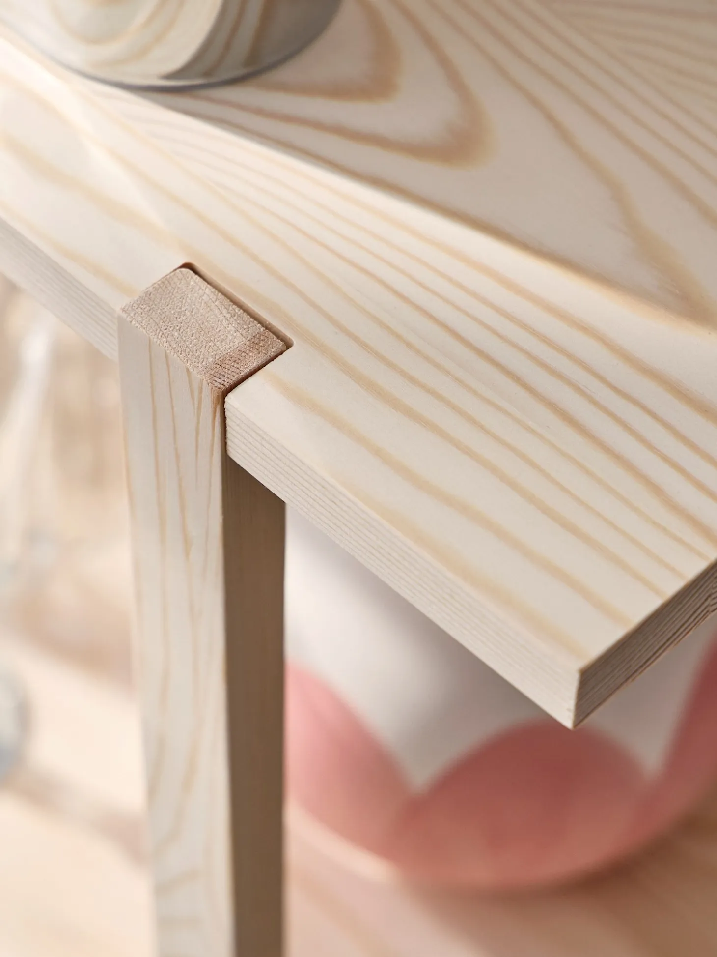 Reol i fyrretræ